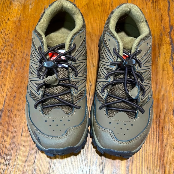 The NorthFace Boys Size 1 Hiking shoe EUC - Picture 1 of 10
